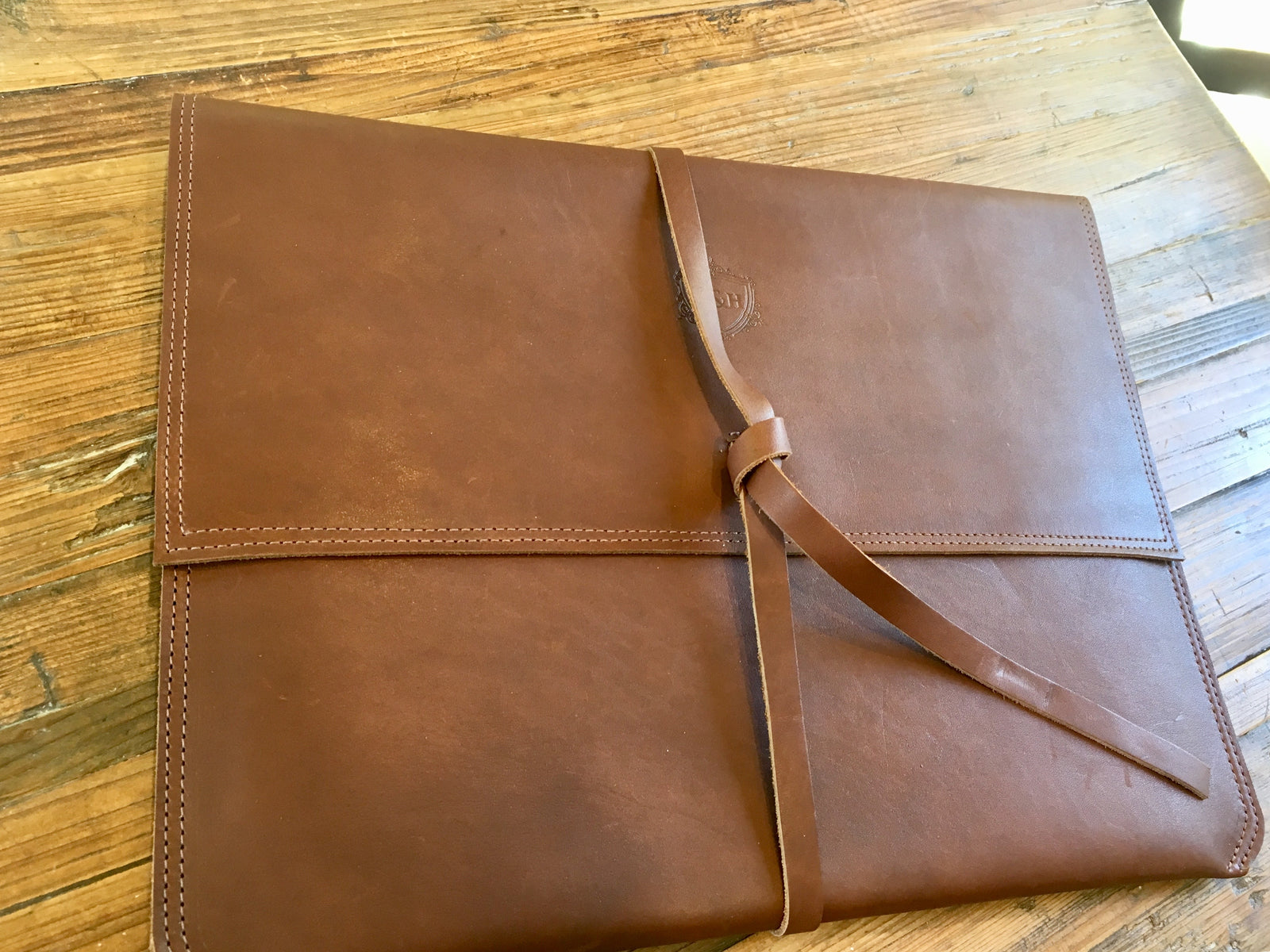 Leather Laptop Sleeve - Swagger & Hide | Our leather luggage accessories and leather travel bags make the perfect gift for him!  All of our products are handcrafted and personalised.